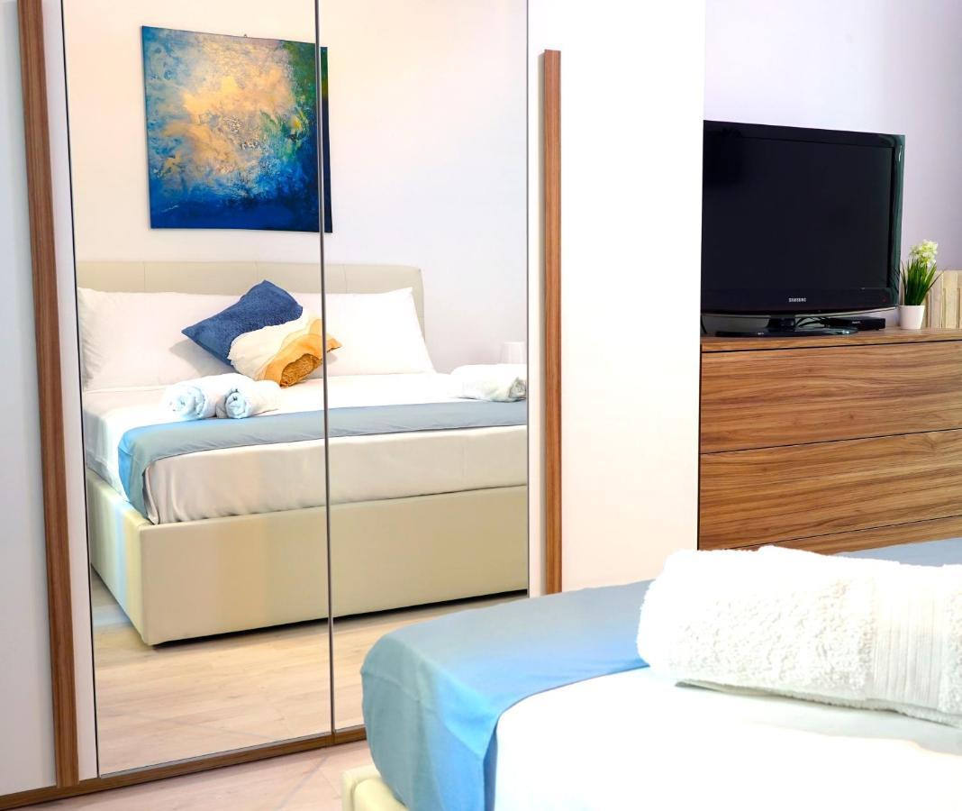 Hostly - Vittoria House - Near The Center With Private Parking Apartman Nápoly Kültér fotó