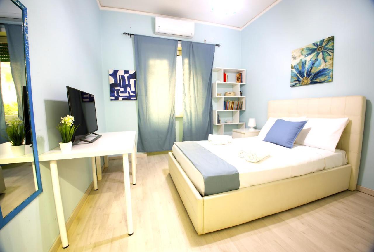 Hostly - Vittoria House - Near The Center With Private Parking Apartman Nápoly Kültér fotó