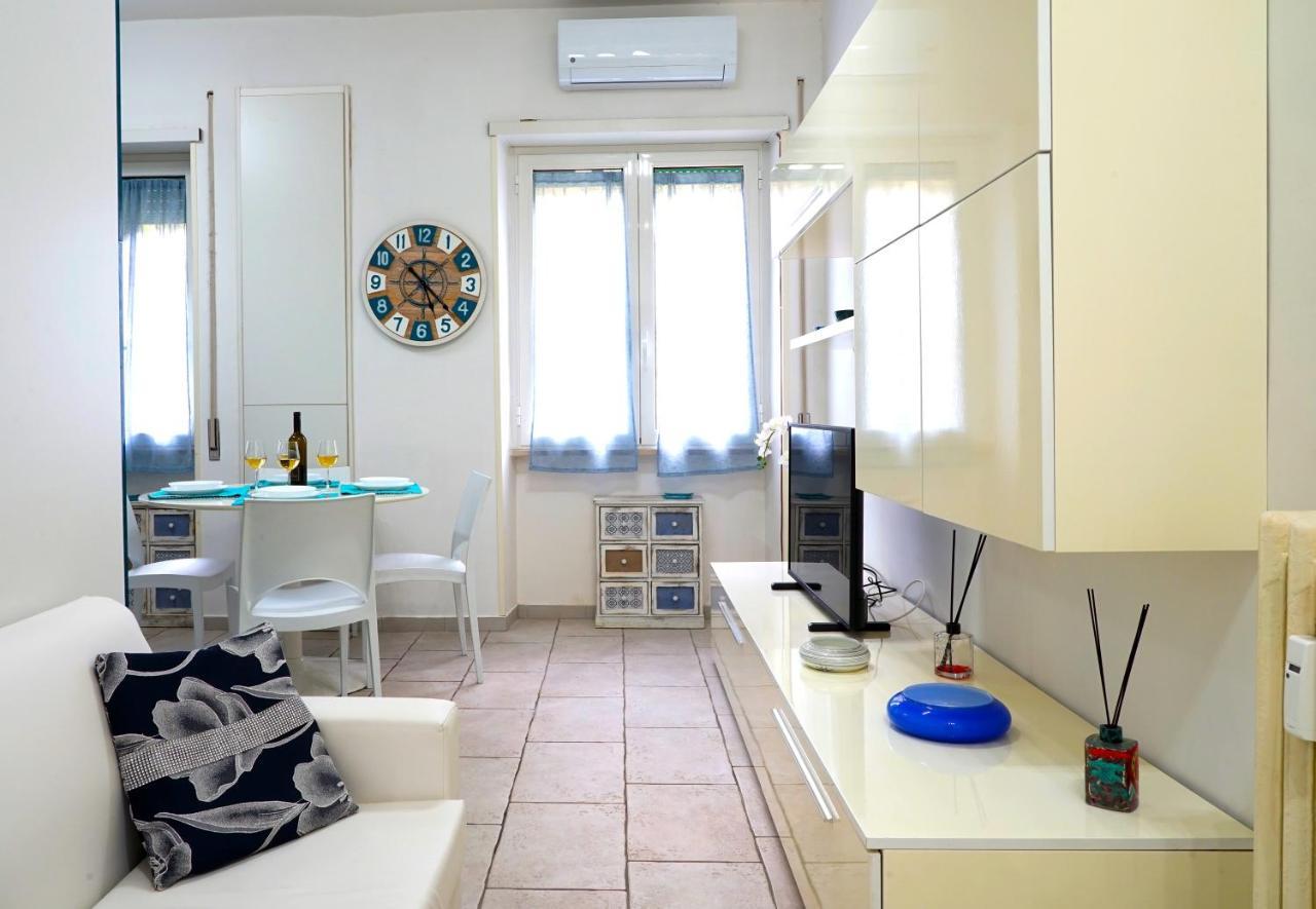 Hostly - Vittoria House - Near The Center With Private Parking Apartman Nápoly Kültér fotó