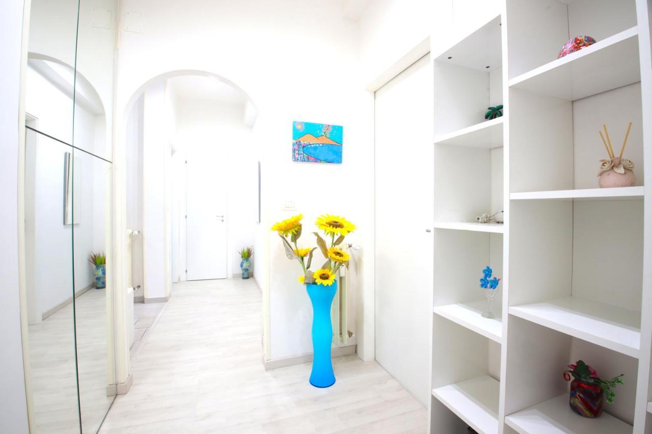 Hostly - Vittoria House - Near The Center With Private Parking Apartman Nápoly Kültér fotó