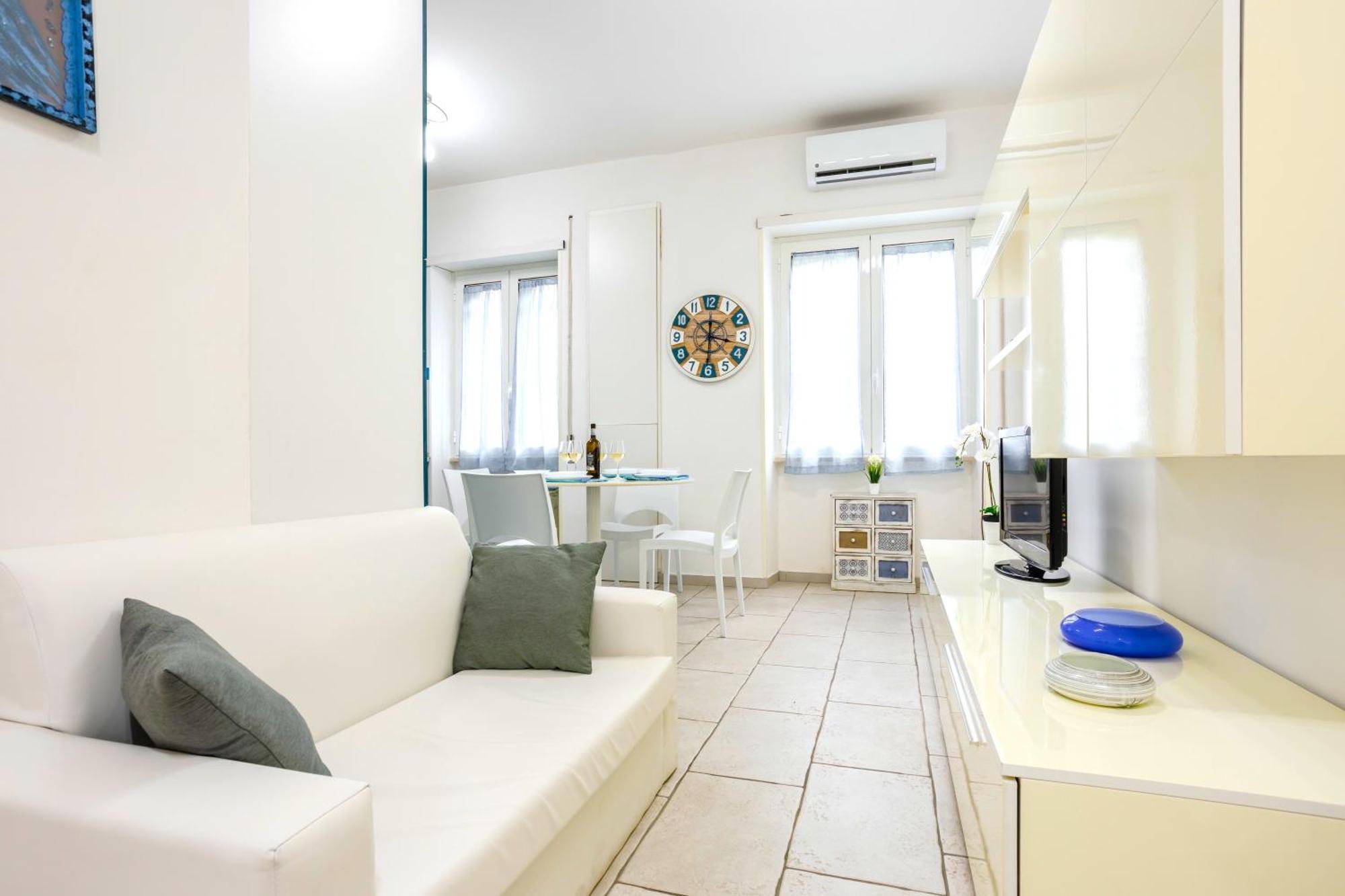 Hostly - Vittoria House - Near The Center With Private Parking Apartman Nápoly Kültér fotó