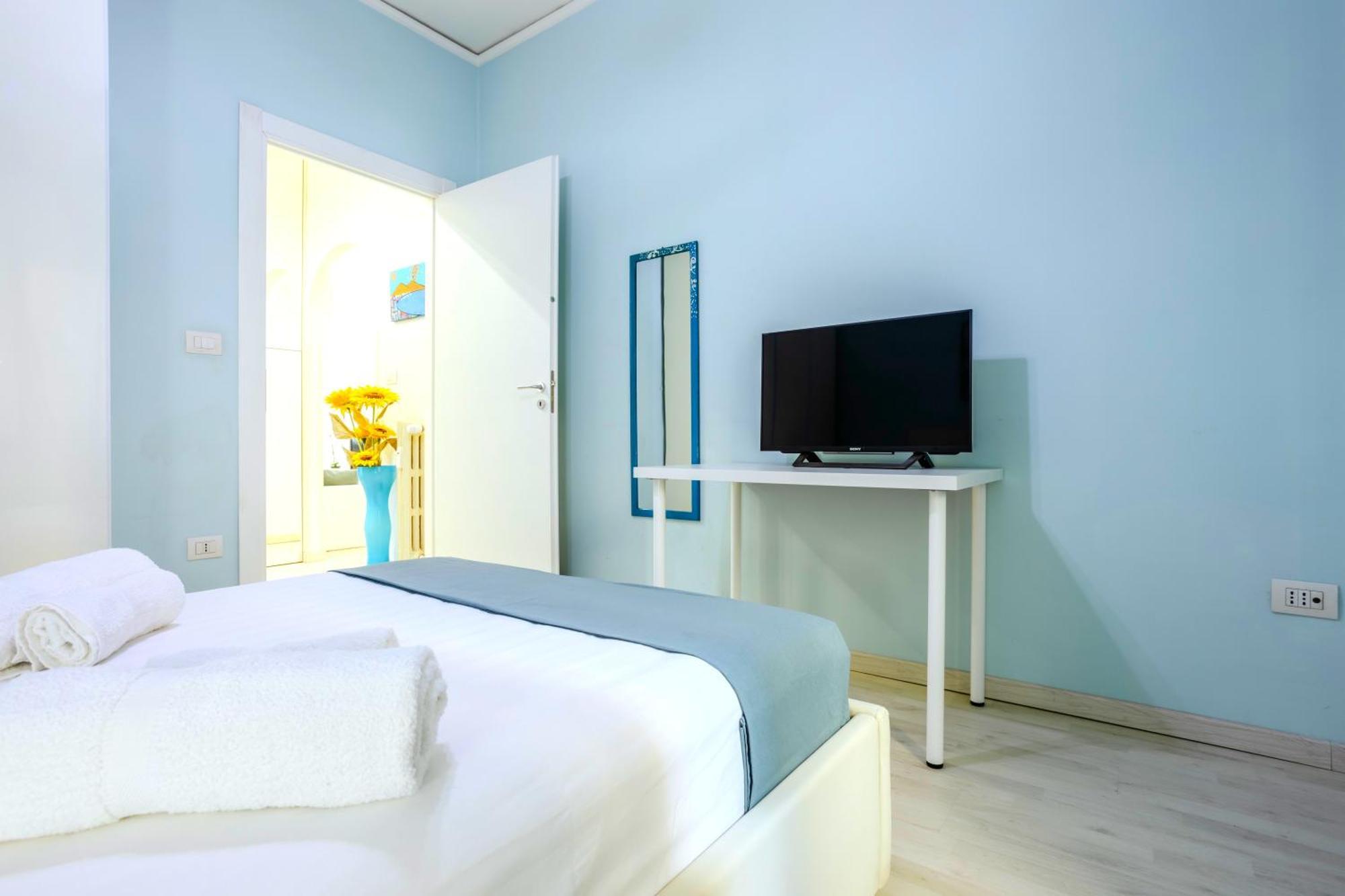 Hostly - Vittoria House - Near The Center With Private Parking Apartman Nápoly Kültér fotó