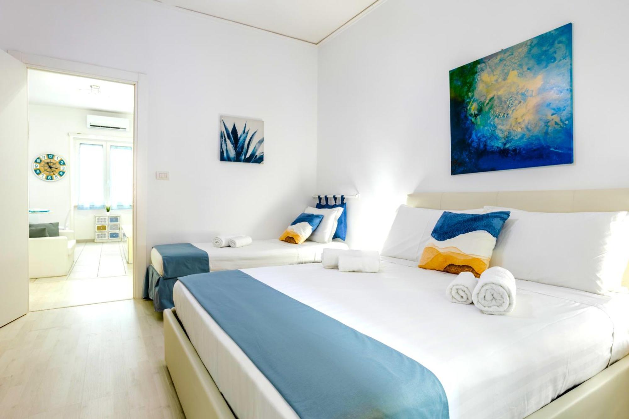 Hostly - Vittoria House - Near The Center With Private Parking Apartman Nápoly Kültér fotó