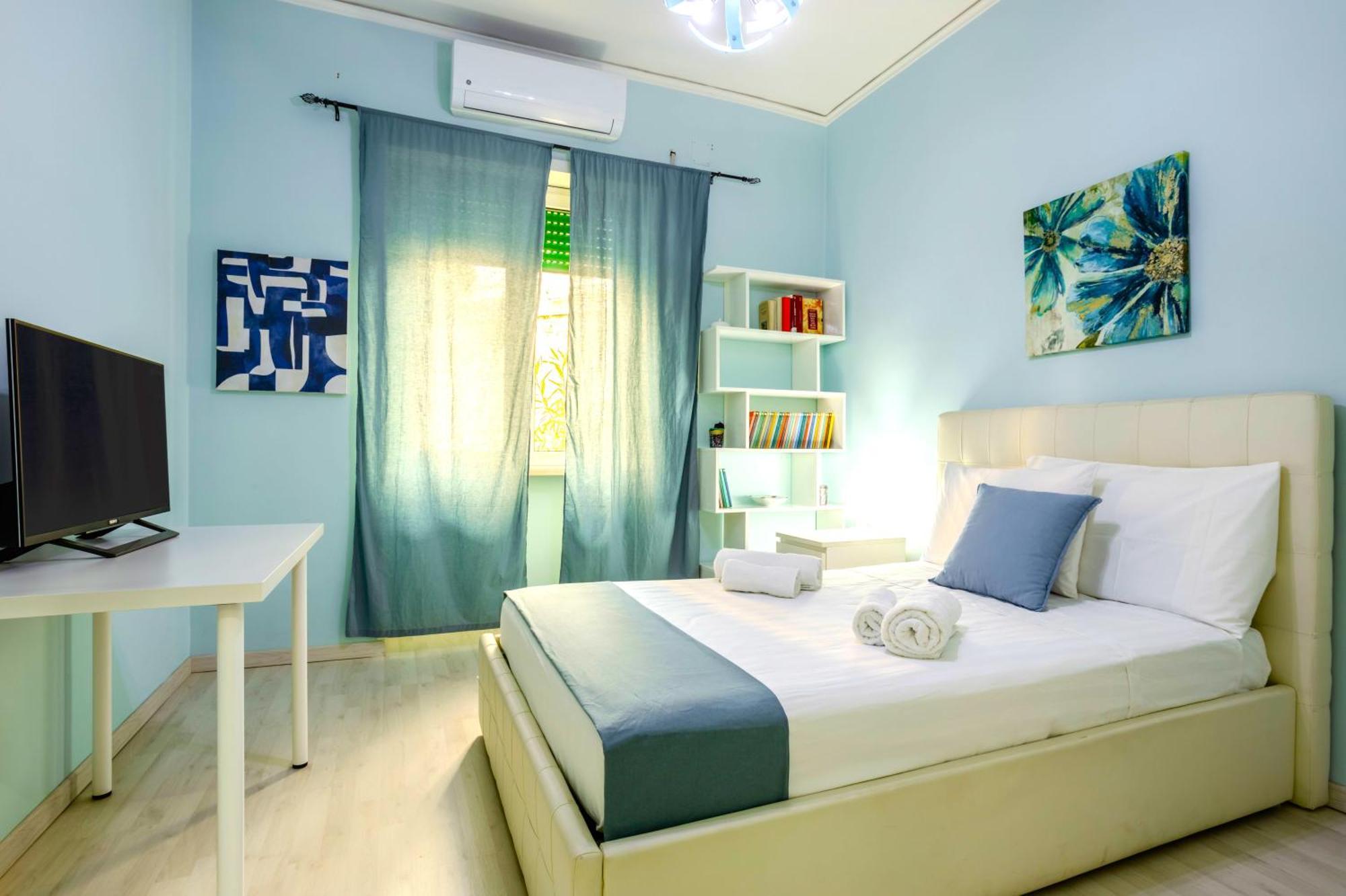 Hostly - Vittoria House - Near The Center With Private Parking Apartman Nápoly Kültér fotó